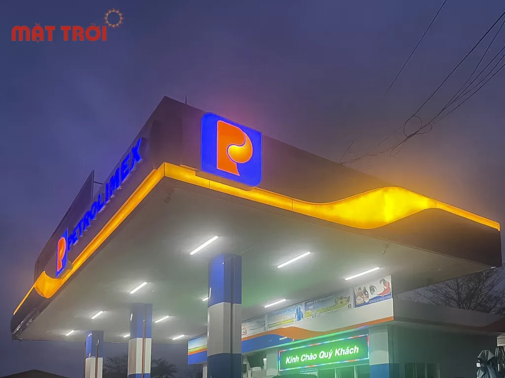 Bảng hiệu mica chữ nổi cây xăng PETROLIMEX kết hợp đèn LED