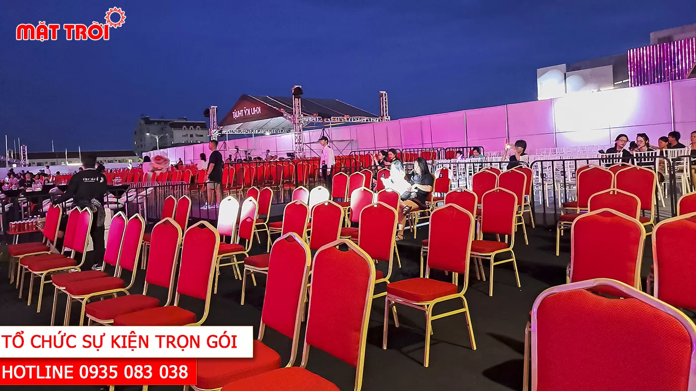 Bàn ghế sự kiện được báo giá riêng dựa theo ý tưởng của khách hàng.