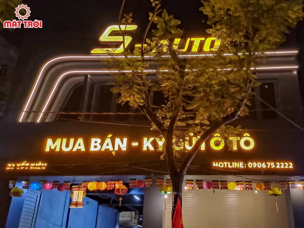 Cận cảnh bộ chữ mica S-AUTO với đèn LED ban đêm tại Huế