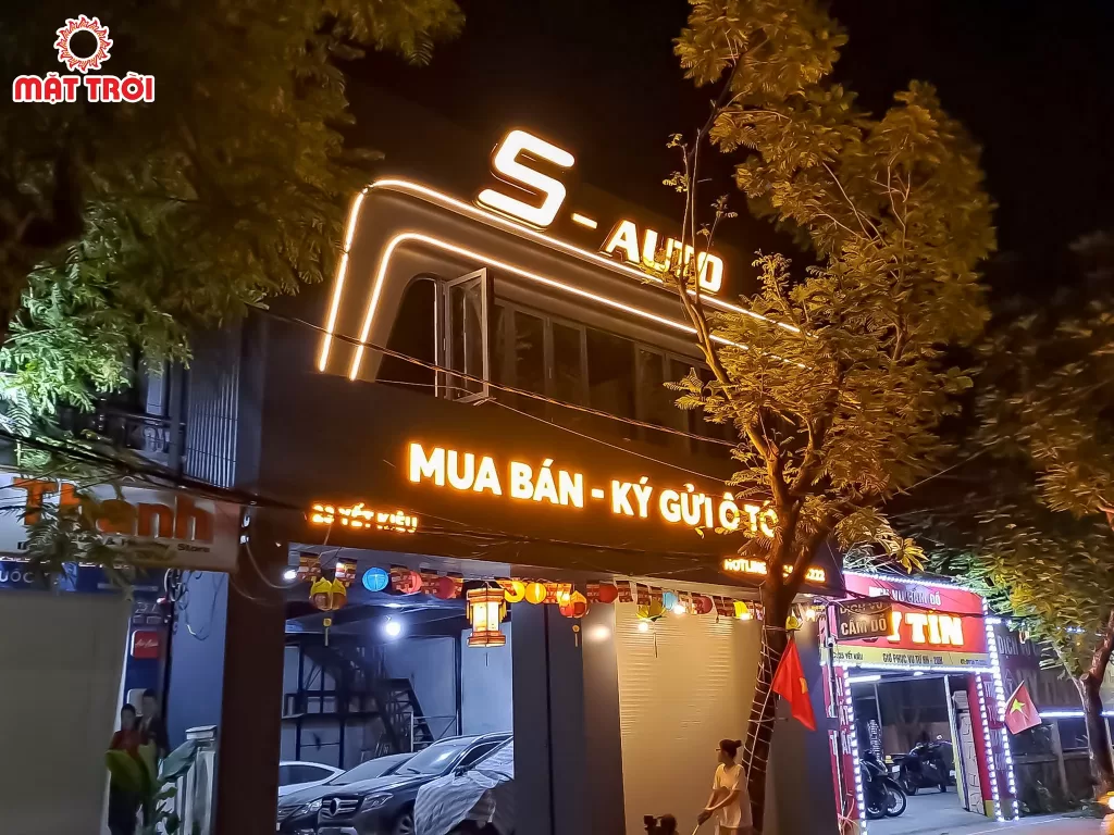 Bảng hiệu S AUTO nổi bật với hiệu ứng đèn Led ban đêm