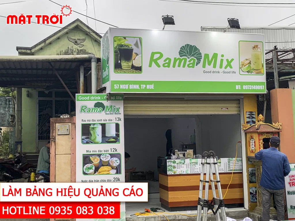 Bảng hiệu in bạt căn khung của quán nước Rama Mix ở Huế.