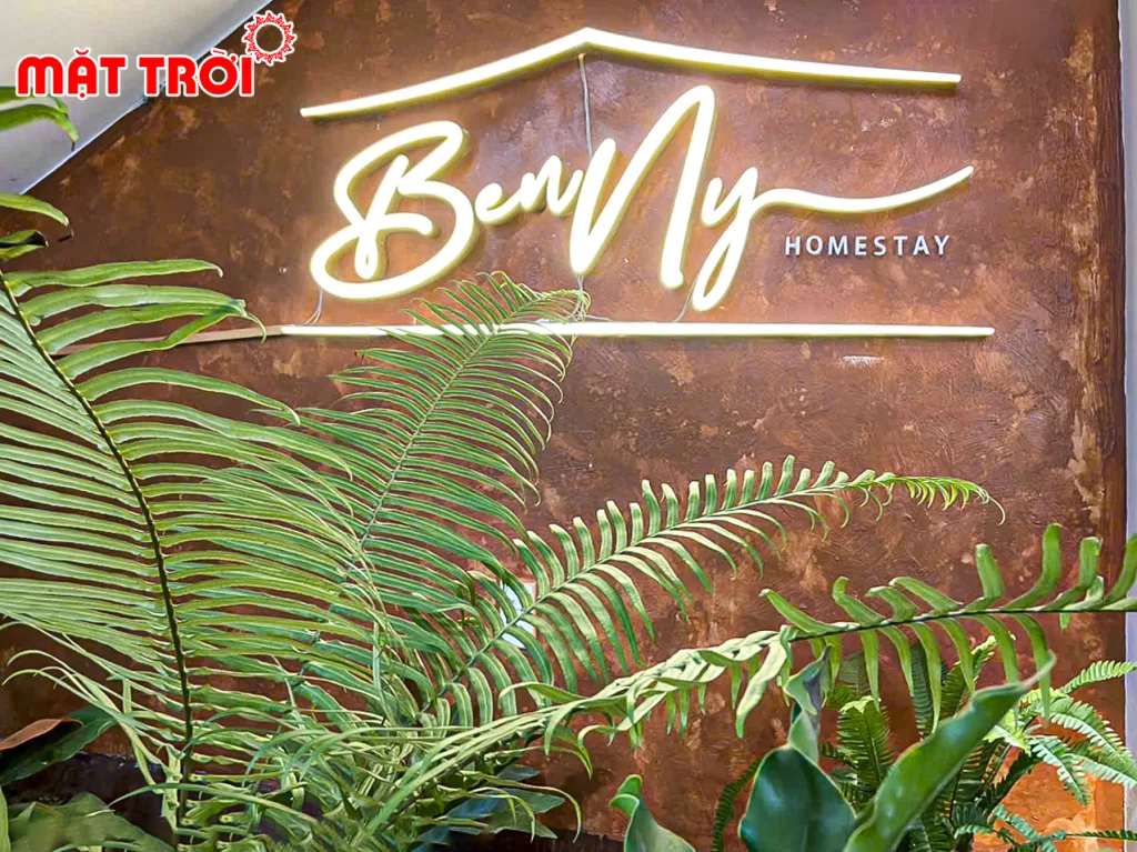 Bộ chữ mica có đèn led tại góc trang trí trong homestay Benny