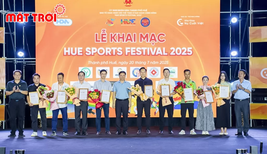 Ban tổ chức Hue Sports Festival 2025 trao bằng khen cho các nhà tài trợ
