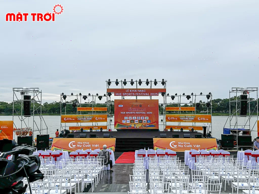 Bàn ghế và sân khấu sự kiện tại Hue Sports Festival - Mặt Trời event cho thuê thiết bị sự kiện tại Huế