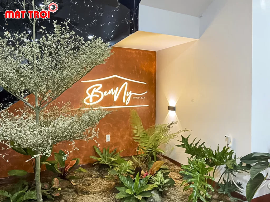 Góc trang trí nổi bật tại Homestay với bộ chữ logo kèm đèn led