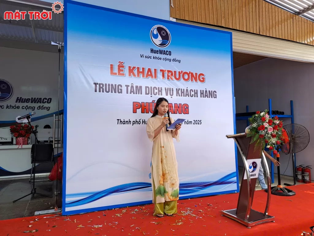 MC giới thiệu chương trình và đại biểu tham dự lễ khai trương