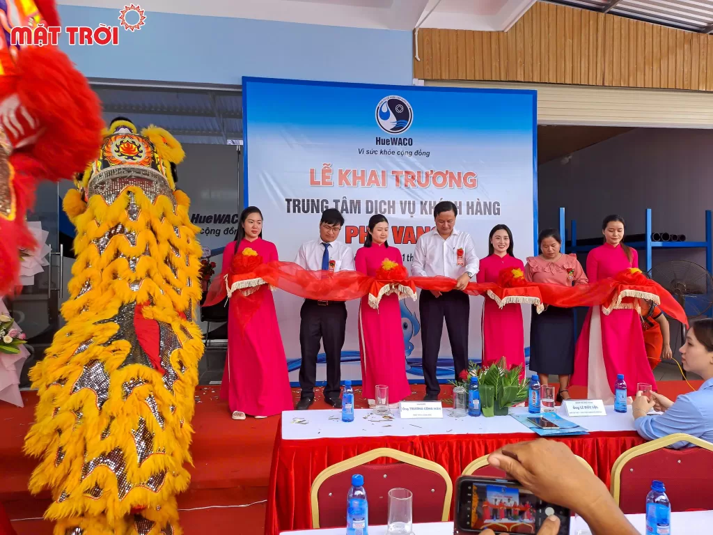 Ông Trương Công Hân – Phó Tổng Giám đốc HueWACO và Ông Lê Đức Lộc – Phó Bí thư, Chủ tịch UBND xã Phú Vang cắt băng khánh thành.