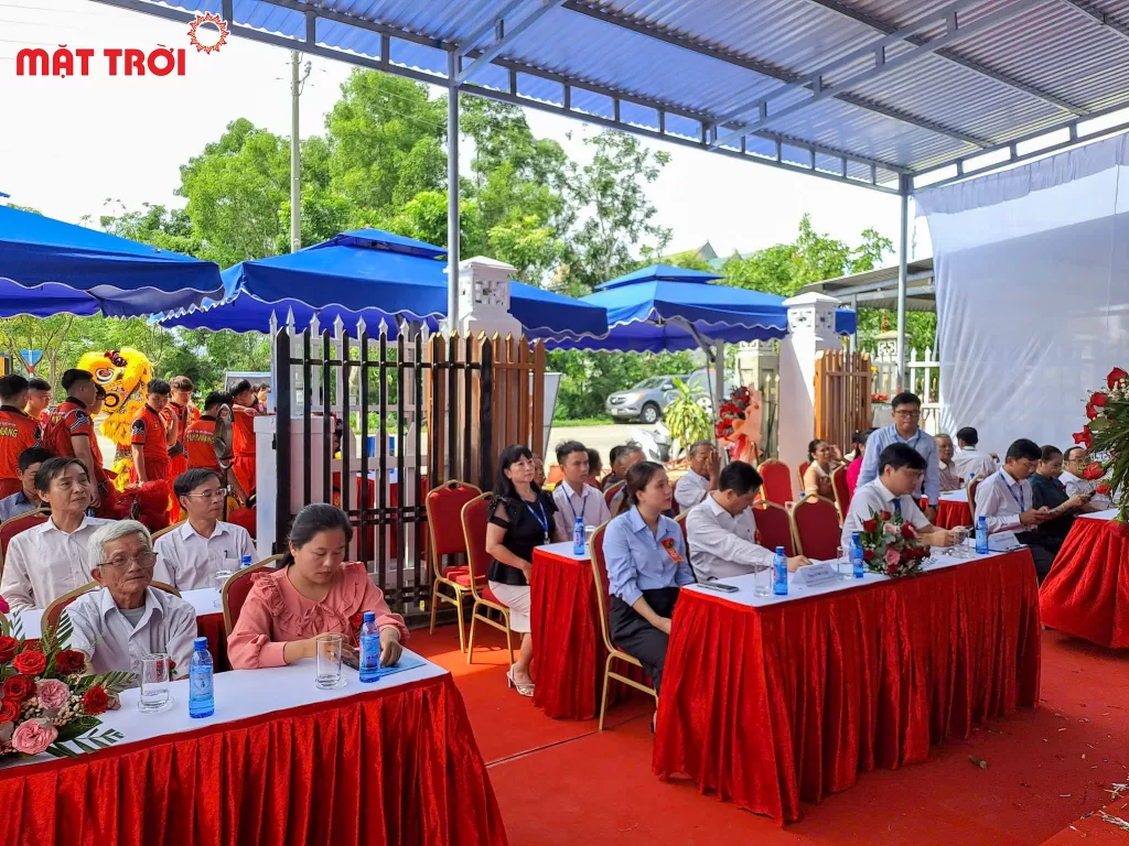 Các đại biểu và khách mời tham dự buổi lễ khai trương HueWACO Phú Vang