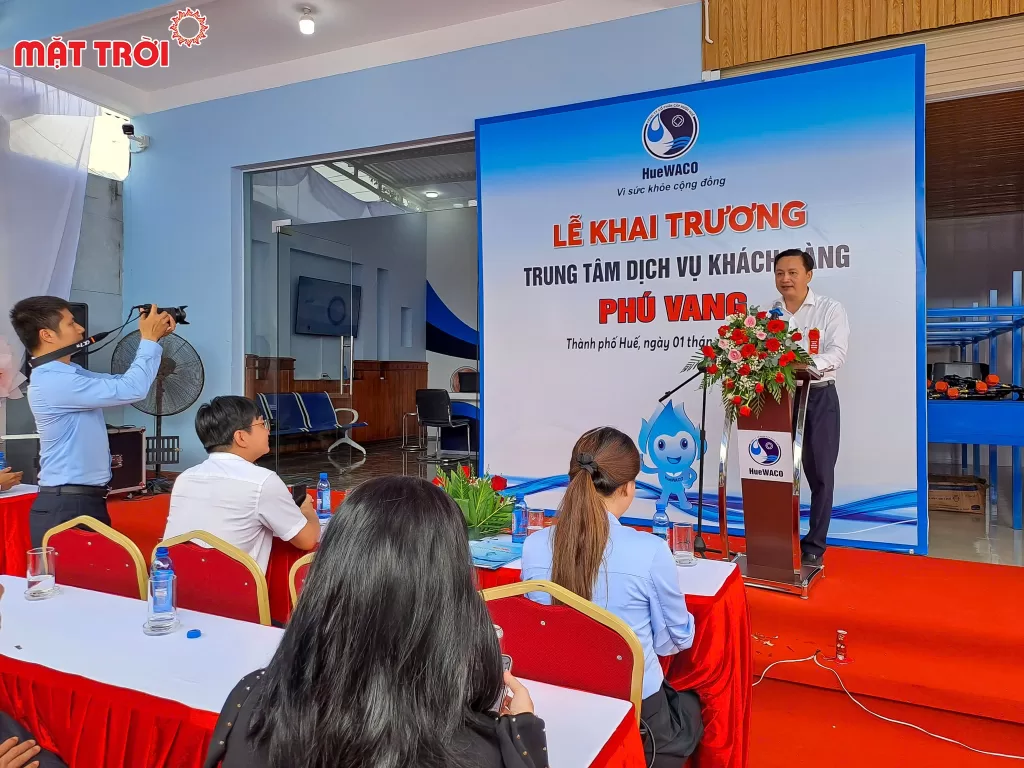 Ông Lê Đức Lộc – Phó Bí thư, Chủ tịch UBND xã Phú Vang phát biểu tại Lễ khai trương Trung tâm Dịch vụ khách hàng Phú Vang