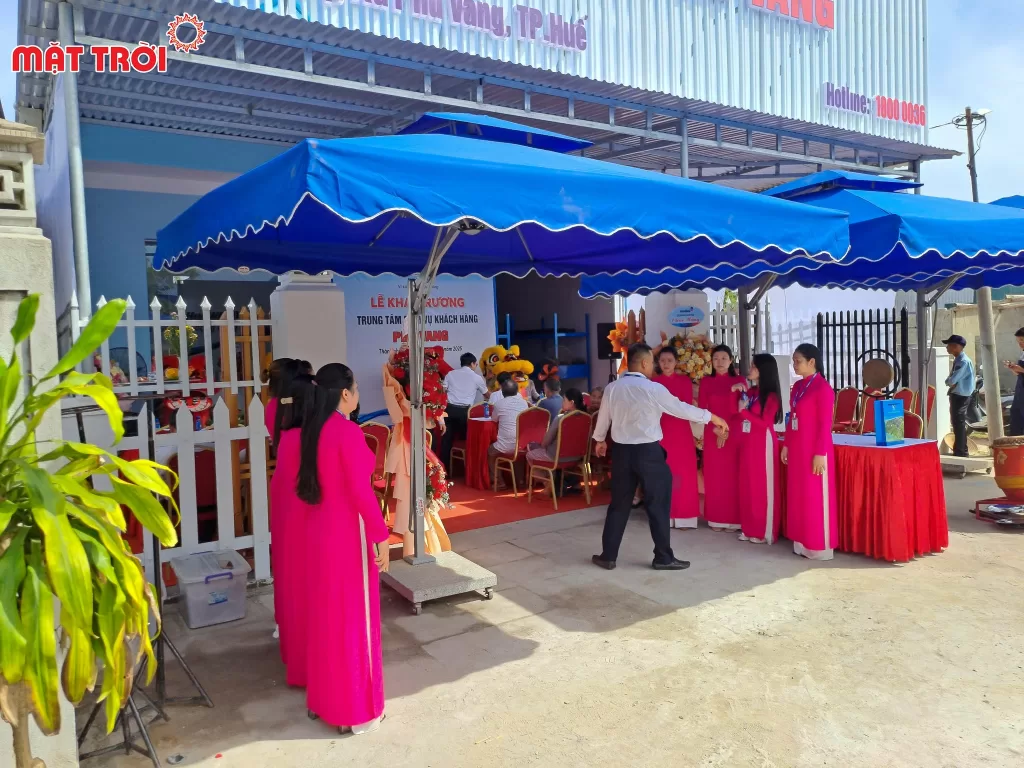 Lễ tân đón khách tại sự kiện khai trương trung tâm dịch vụ khách hàng HueWACO Phú Vang Huế