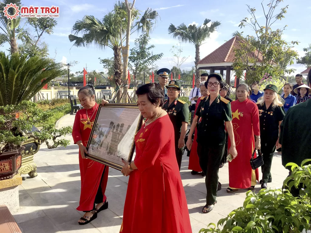 Ban tổ chức và ảnh của đồng chí Tố Hữu trong thời kì kháng chiến.