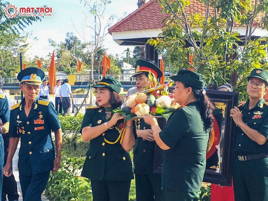 Thành viên đoàn dâng lễ tiến vào Nhà lưu niệm đồng chí Tố Hữu trong lễ khánh thành tại Quảng Điền, Thừa Thiên Huế