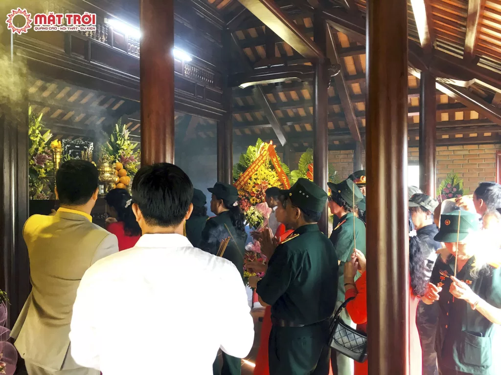 Các đại biểu và khách mời dâng hương tưởng niệm đồng chí Tố Hữu