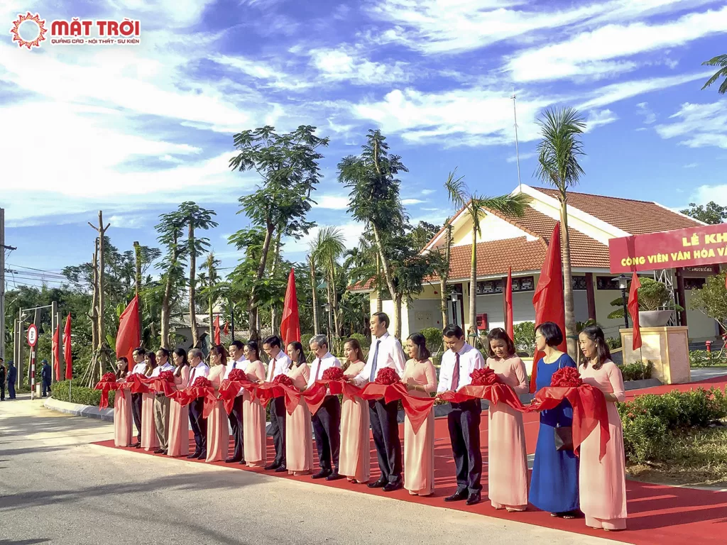 Các đại biểu cắt băng khánh thành khu lưu niệm đồng chi Tố Hữu