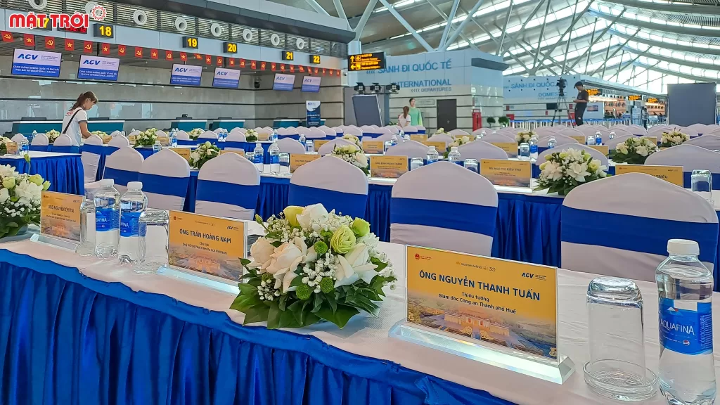 Setup bàn đại biểu với hoa tươi và nước uống - Mặt Trời Event Huế