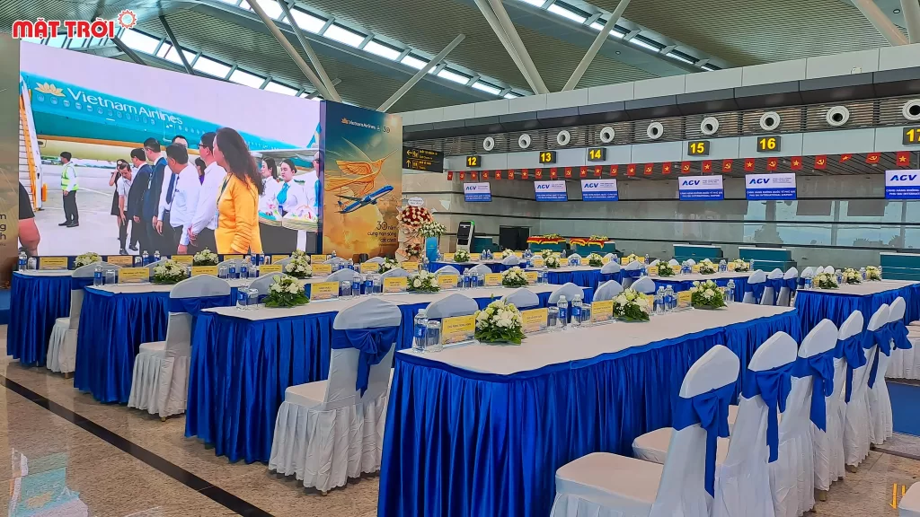 Live trực tiếp tại sân bay được phát qua màn hình Led