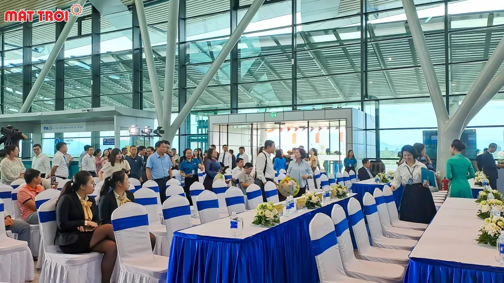 Đoàn đại biểu và khách hàng tham dự sự kiện của Vietnam Airlines