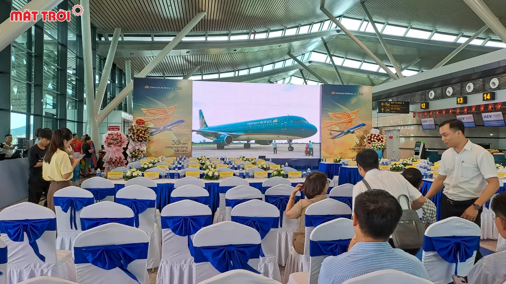 Máy bay Vietnam Airlines chở hành khách thứ 350 triệu đáp xuống sân bay Quốc Tế Phú Bài