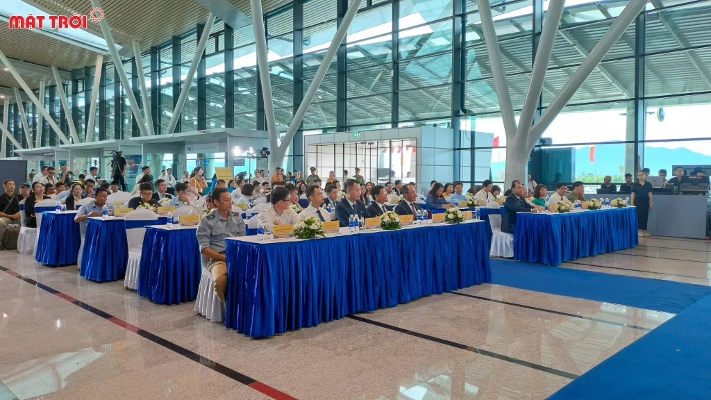 Các đại biểu của hãng Vietnam Airlines, cảng hàng không Quốc Tế Phú Bài và Lãnh đạo thành phố Huế tham dự.