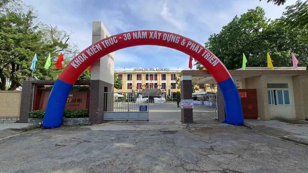 Công hơi với dòng chữ Khoa Kiến Trúc - 30 Năm Xây Dựng và Phát Triển do Sự kiện Mặt Trời cung cấp 