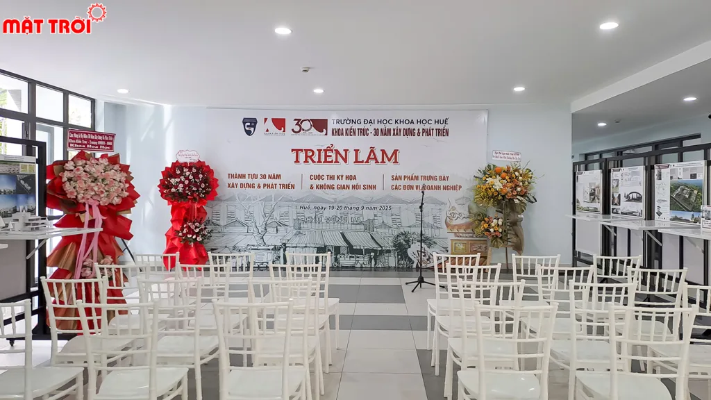 Setup đơn giản cho khu khai mạc triển lãm 30 Năm hình thành và phát triển khoa Kiến trúc Đại học khoa học Huế