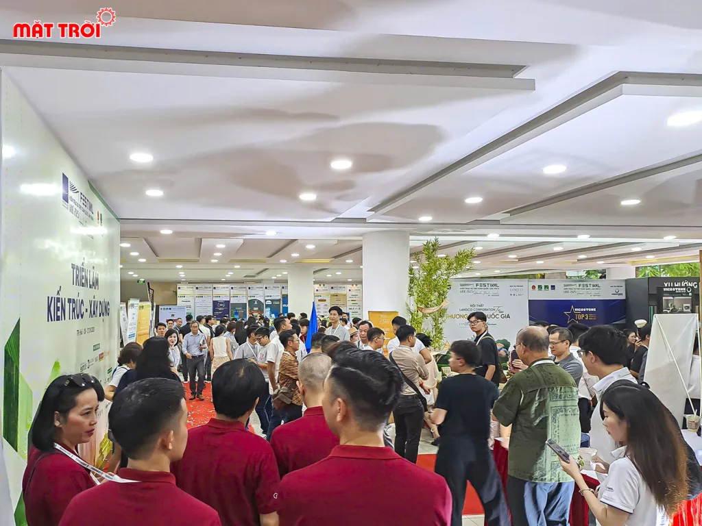 Khách mời và đại biểu tại khu vực diễn ra lễ khai mạc triển lãm kiến trúc, xây dựng