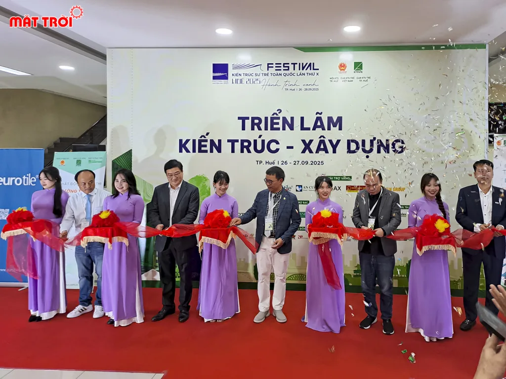 Các đại biểu tham dự cắt băng khai mạc Triển lãm Kiến Trúc - Xây dựng