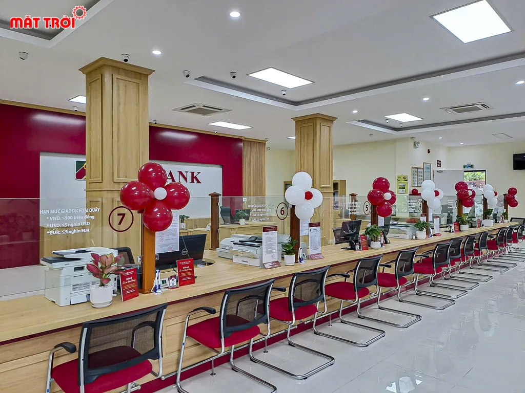Trang trí các quầy giao dịch nhân dịp khai trương Trụ sở làm việc Agribank Phong Điền Huế
