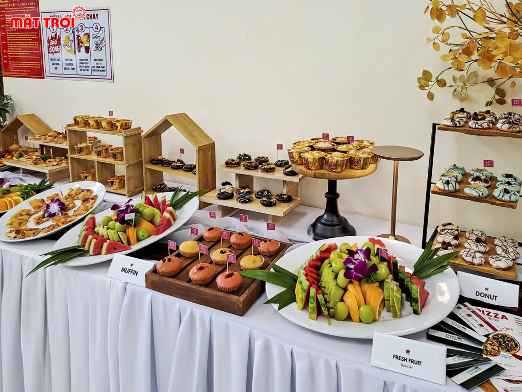 Tiệc buffe ngọt được Sự kiện Mặt Trời chuẩn bị chỉn chu
