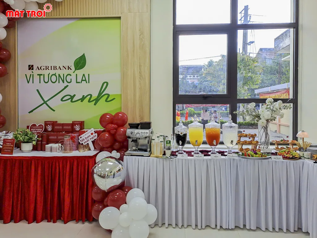 Kèm theo đó là khu vực quà tặng và cafe, nước uống được setup sang trọng