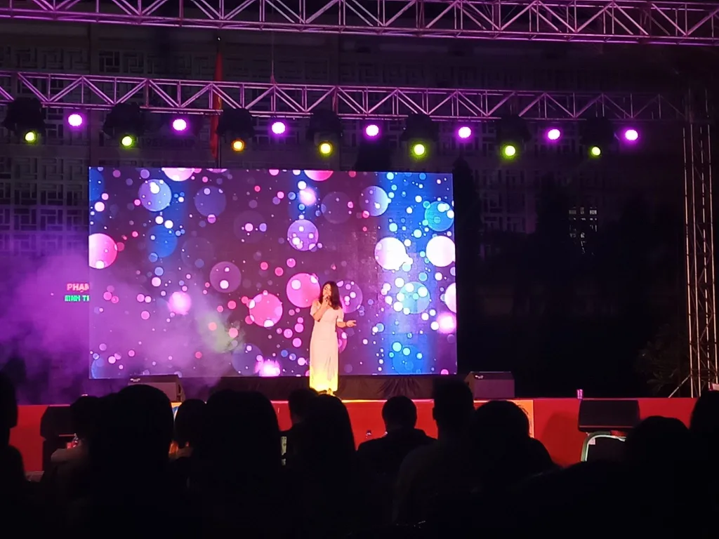 Tiết mục đơn ca tại chương trình Shining with HUEdu