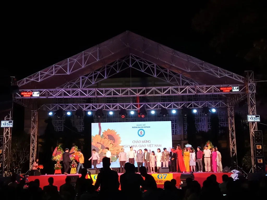 Sân khấu, nhà bạt, âm thanh ánh sáng từ Mặt Trời Event