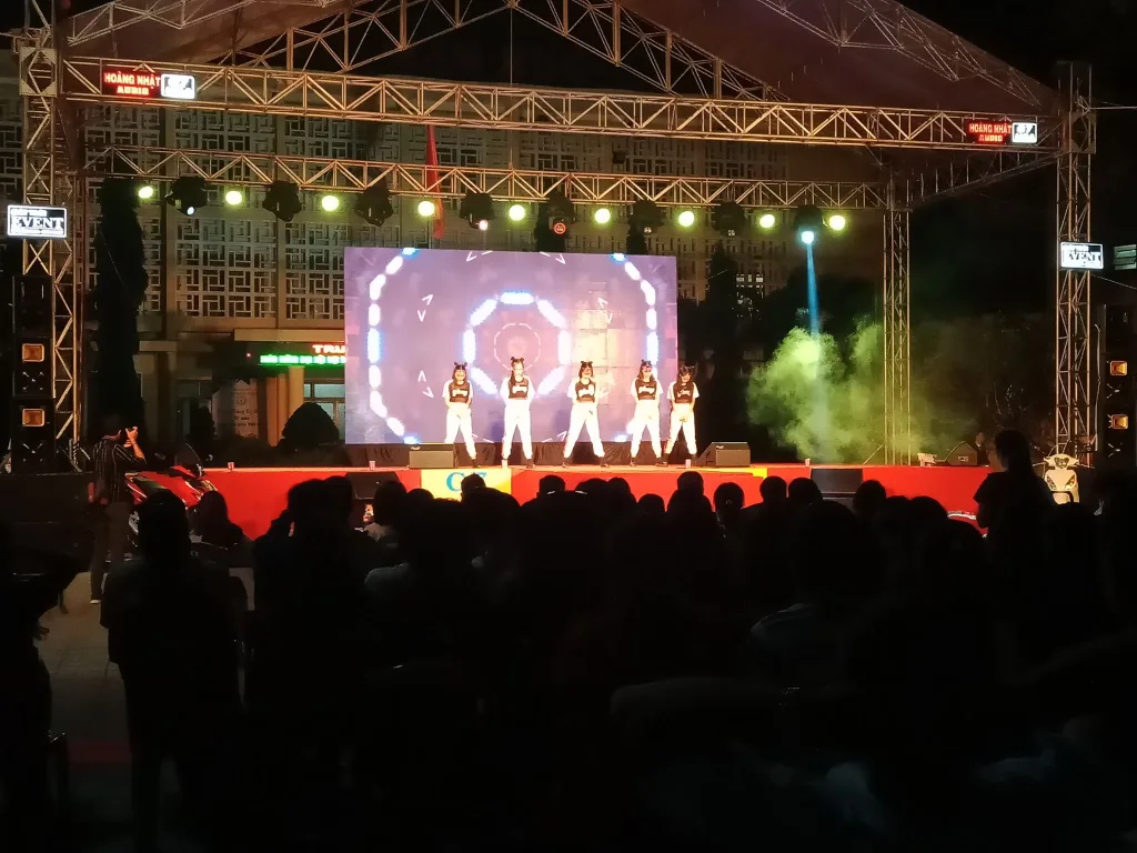 Tiết mục dance sôi động tại Shining with HUEdu