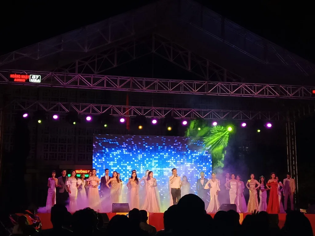 Các thí sinh với phần thi "Nét đẹp giảng đường" Shining with HUEdu 2021