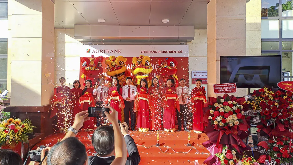 Các đại biểu cắt băng khánh thành Agribank chi nhánh Phong Điền Huế