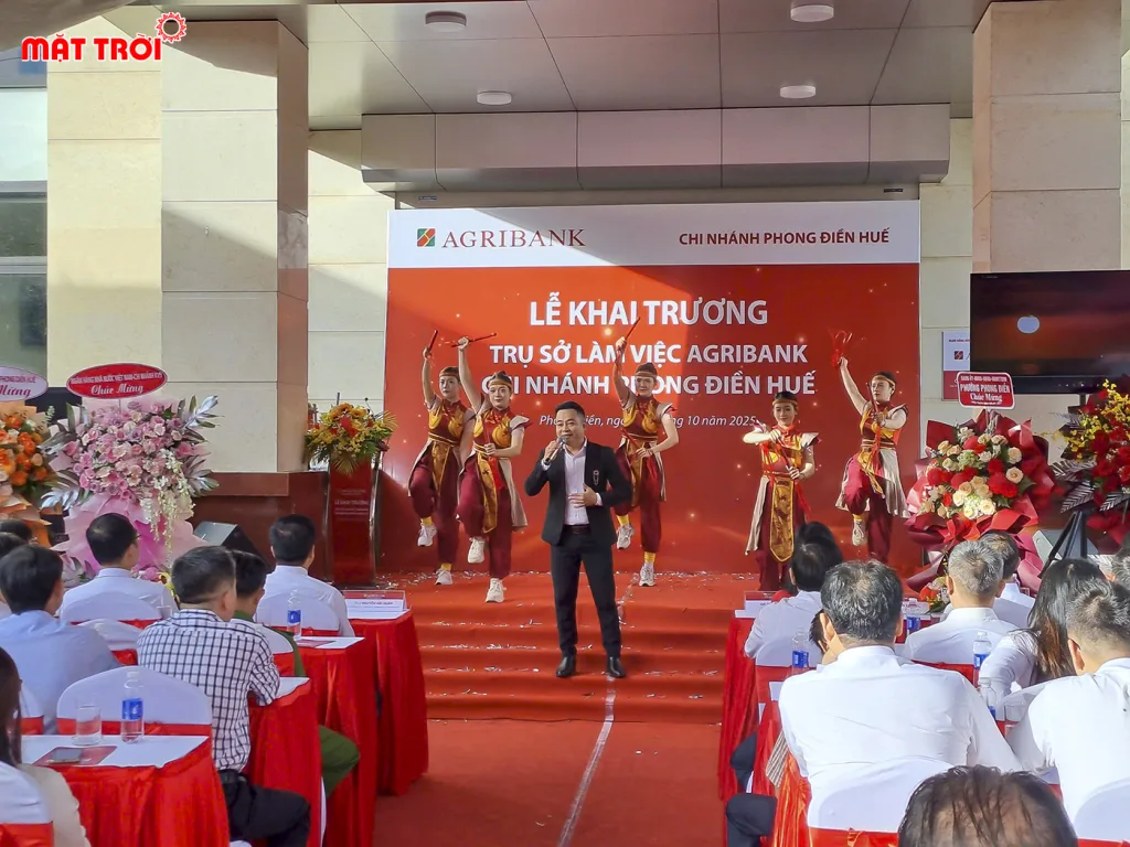 Đơn ca nam với bài hát " Dòng máu  Lạc Hồng"