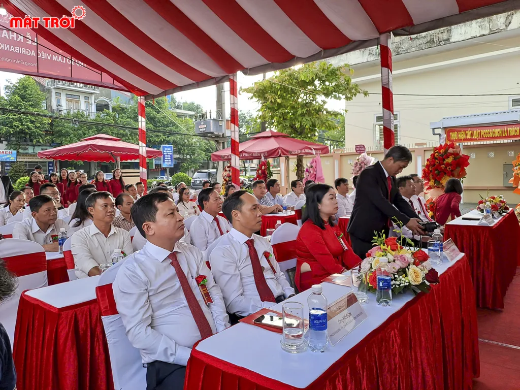 Các đại biểu tham dự lễ khai trương Agribank chi nhánh Phong Điền Huế