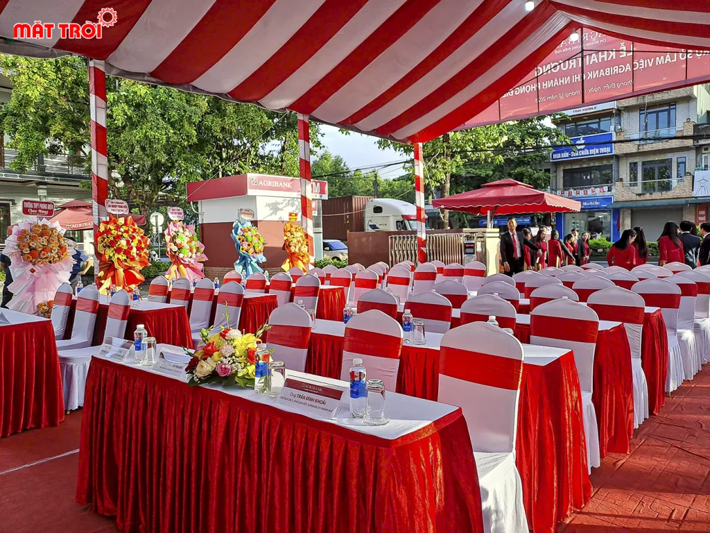 Bàn ghế được bố trí và setup đồng bộ thể hiện sự chuyên nghiệp của Mặt Trời Event