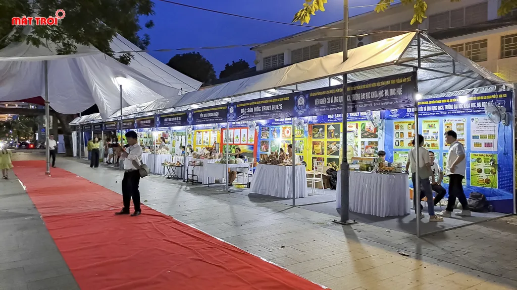 Các gian hàng tham gia triển lãm. Sự kiện Mặt Trời thi công trọn gói