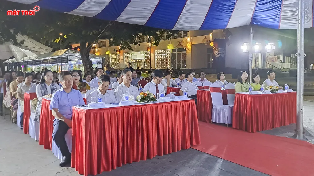 Các đại biểu tham dự triển lãm khoa học công nghệ 2025