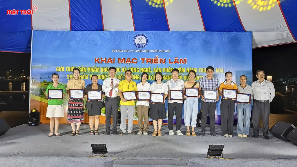 Ban tổ chức Trao bằng khen cho các đơn vị tham gia triển lãm