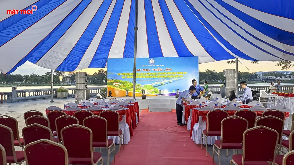 Toàn bộ không gian diễn ra sự kiện. Với sân khâu, âm thanh ánh sáng, bà ghế do sự kiện Mặt Trời cung cấp trọn gói