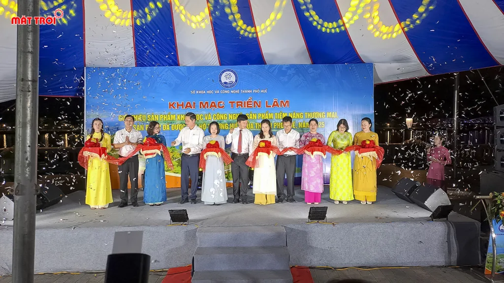 Các đại biểu tham dự cắt băng khai mạc Triển lãm Khoa học Công nghệ 2025 