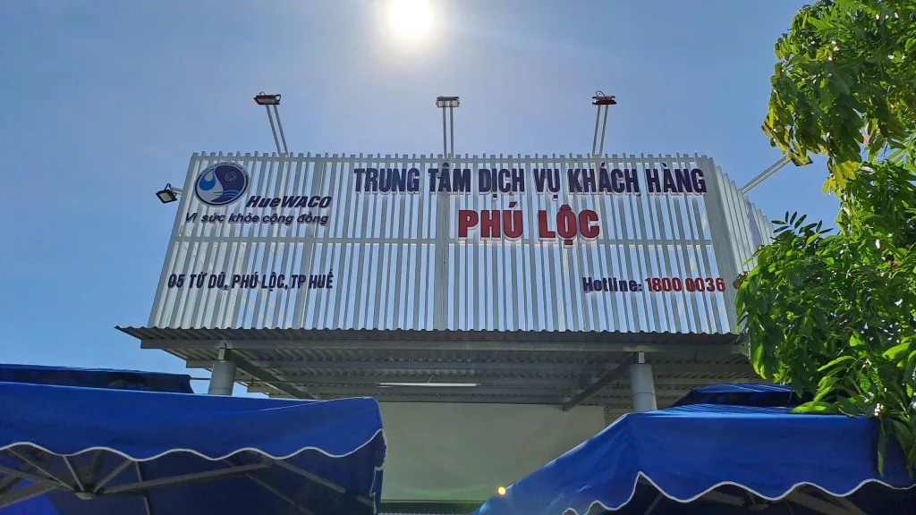 Bảng hiệu trung tâm dịch vụ khách hàng HueWACO Phú Lộc