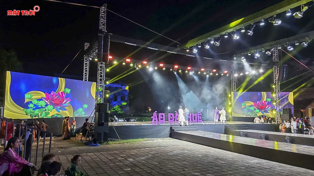 Các màn trình diễn áo dài đặc sắc trong đêm hội tại Huế