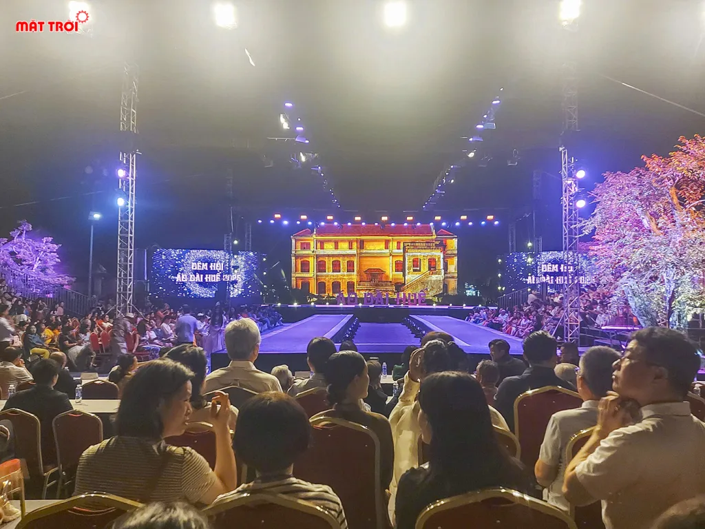 Không gian sân khấu Đêm hội áo dài Huế 2025. Nơi tôn vinh biểu tượng văn hóa mềm của dân tộc Việt Nam