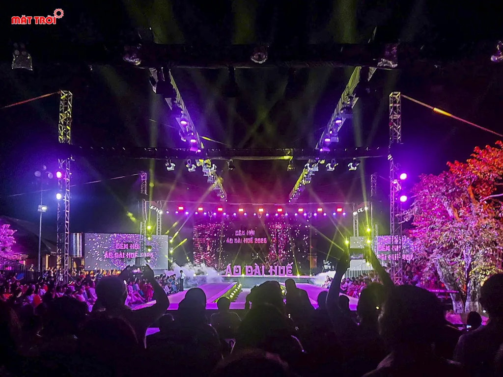 Sân khấu đầy màu sắc của Đêm hội áo dài Huế 2025