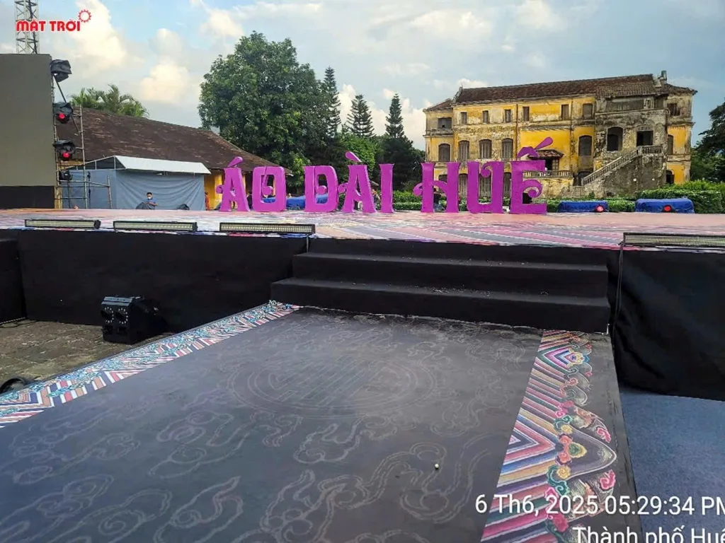 Bục sân khấu chính. Nơi tôn vinh giá trị di sản dân tộc