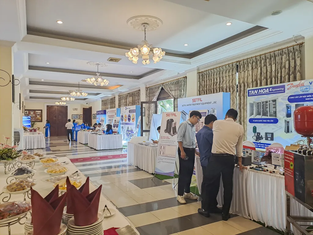 Các gian hàng của các đơn vị tham gia hội thảo Vận hành thông minh hệ thống cấp nước tại Huế