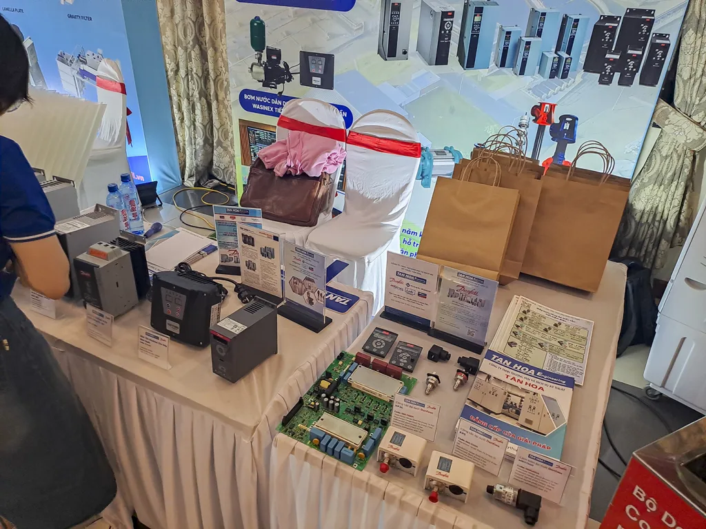 Một gian hàng trưng bày các thiết bị máy móc